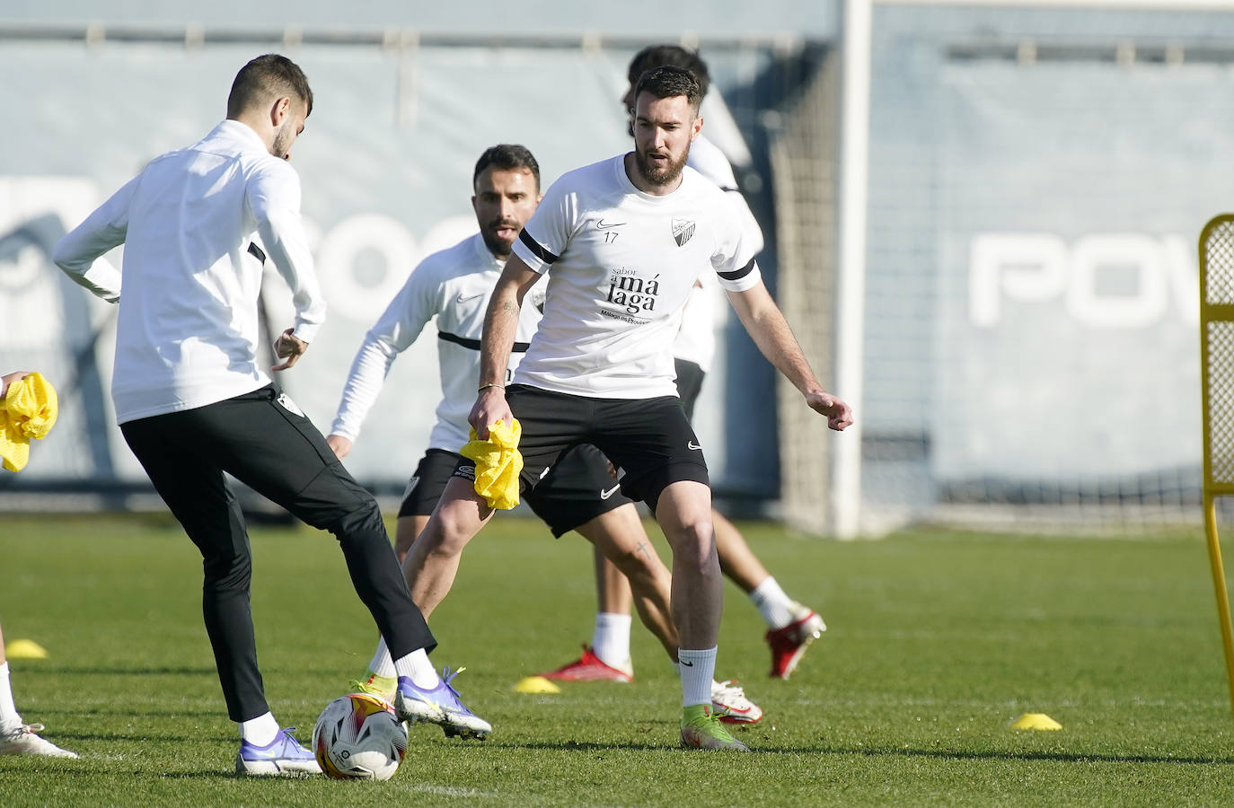 Esta semana se reanuda la Liga tras el parón de la semana pasada y la competición vuelv a La Rosaleda. El Málaga recibe al Ibiza este sábado a partir de las 21.00 horas. De cara a este partido, el equipo blanquiazul coge velocidad y aspira a poder alinear a su once de gala tras ver como sus últimos jugadores recuperados tras lesión o problemas físicos están reaccionando bien a los entrenamientos de esta semana.