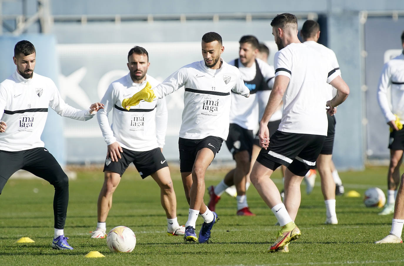 Esta semana se reanuda la Liga tras el parón de la semana pasada y la competición vuelv a La Rosaleda. El Málaga recibe al Ibiza este sábado a partir de las 21.00 horas. De cara a este partido, el equipo blanquiazul coge velocidad y aspira a poder alinear a su once de gala tras ver como sus últimos jugadores recuperados tras lesión o problemas físicos están reaccionando bien a los entrenamientos de esta semana.