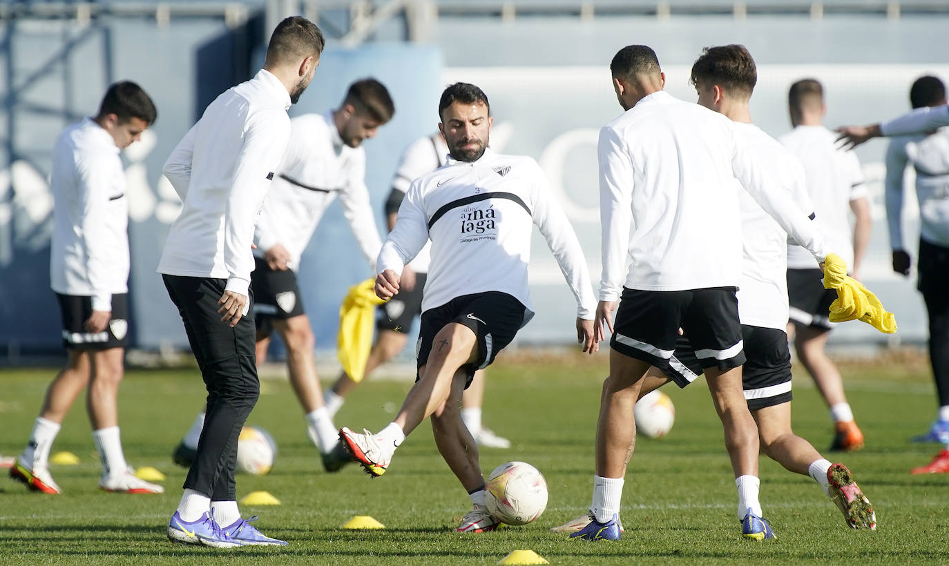 Esta semana se reanuda la Liga tras el parón de la semana pasada y la competición vuelv a La Rosaleda. El Málaga recibe al Ibiza este sábado a partir de las 21.00 horas. De cara a este partido, el equipo blanquiazul coge velocidad y aspira a poder alinear a su once de gala tras ver como sus últimos jugadores recuperados tras lesión o problemas físicos están reaccionando bien a los entrenamientos de esta semana.