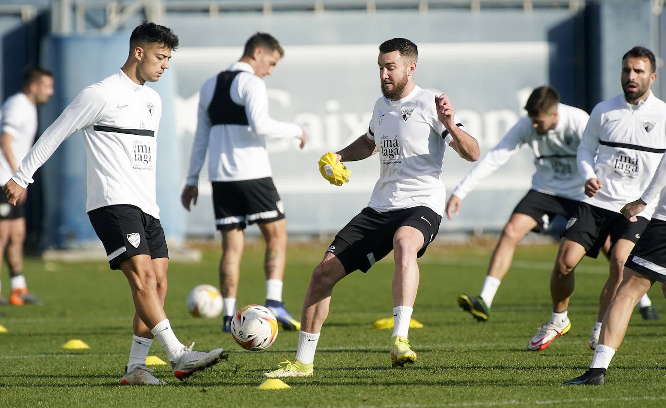 Esta semana se reanuda la Liga tras el parón de la semana pasada y la competición vuelv a La Rosaleda. El Málaga recibe al Ibiza este sábado a partir de las 21.00 horas. De cara a este partido, el equipo blanquiazul coge velocidad y aspira a poder alinear a su once de gala tras ver como sus últimos jugadores recuperados tras lesión o problemas físicos están reaccionando bien a los entrenamientos de esta semana.