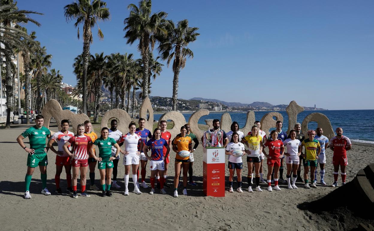 Los capitanes de las selecciones masculinas y femeninas de rugby 7, en la playa de La Malagueta este mediodía. 