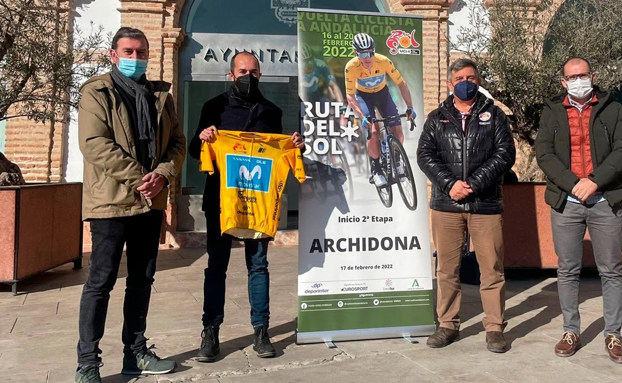 Organizadores y autoridades, este miércoles en Archidona en la presentación de la etapa. 