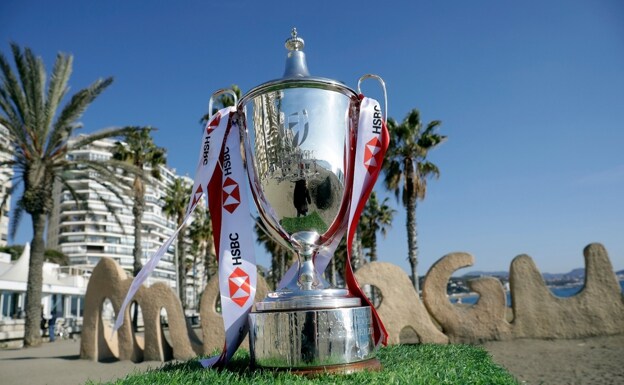 El trofeo de las Series Mundiales, en La Malagueta, junto a las célebres letras de la escultora Machu Harras. 