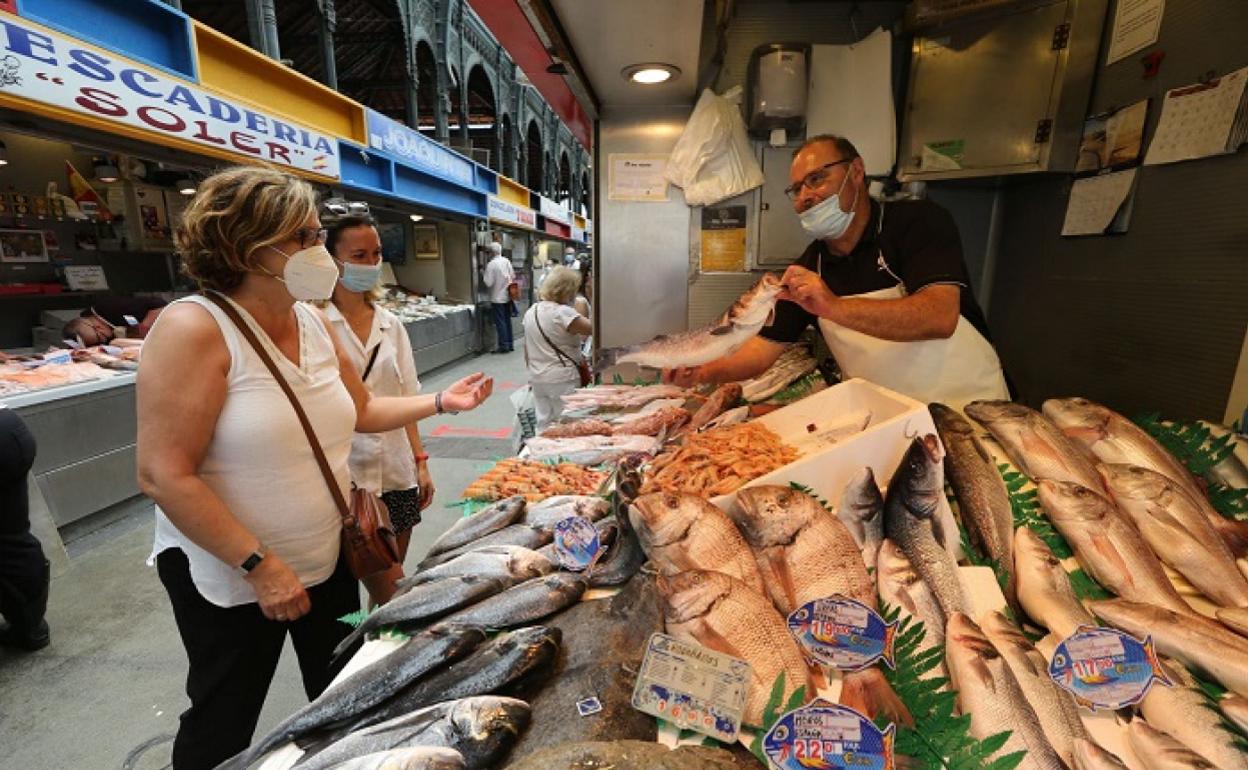 Una imagen de archivo que muestra a dos clientas comprando en un puesto del Mercado de Atarazanas. 