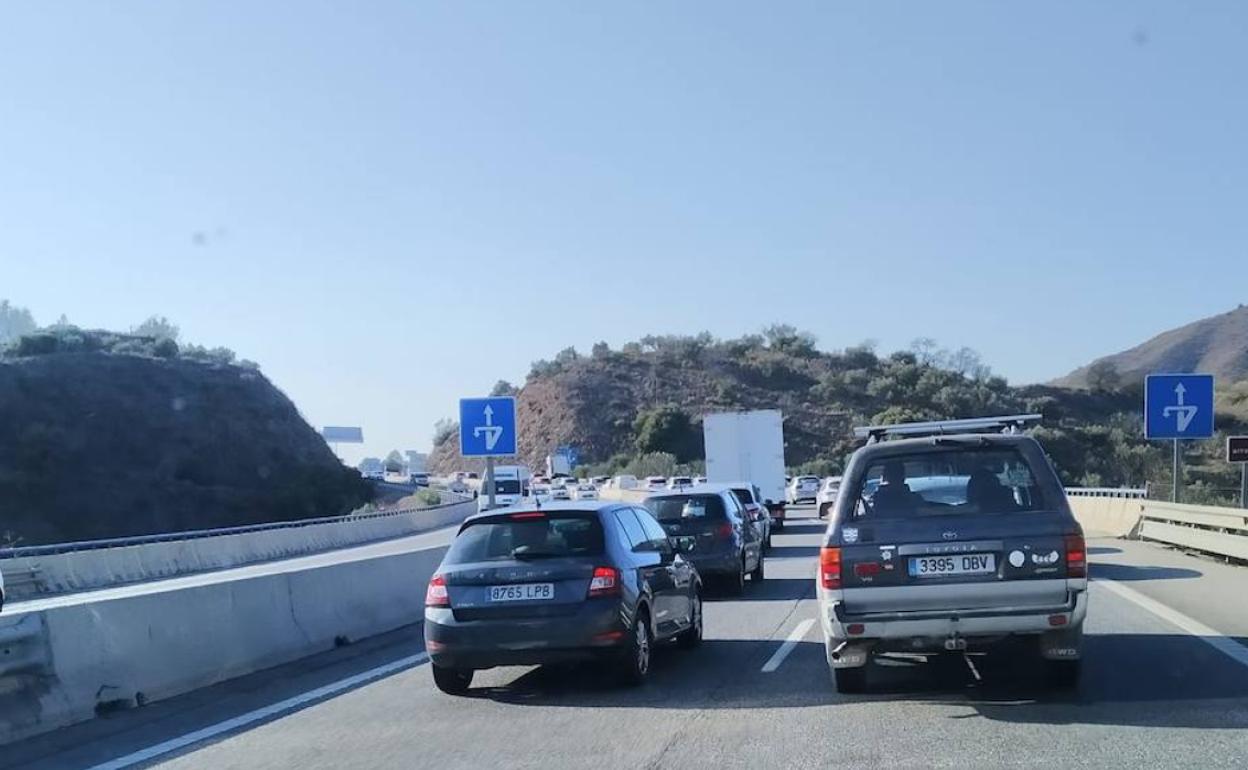 Atasco en la autovía A-7 a la altura de Benagalbón, esta tarde 
