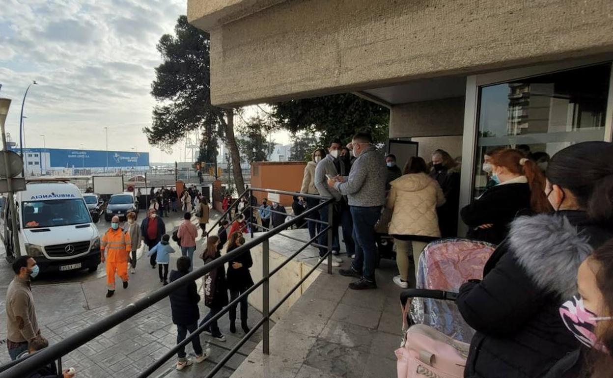 Marea Blanca critica las colas que se producen en los centros de salud. 