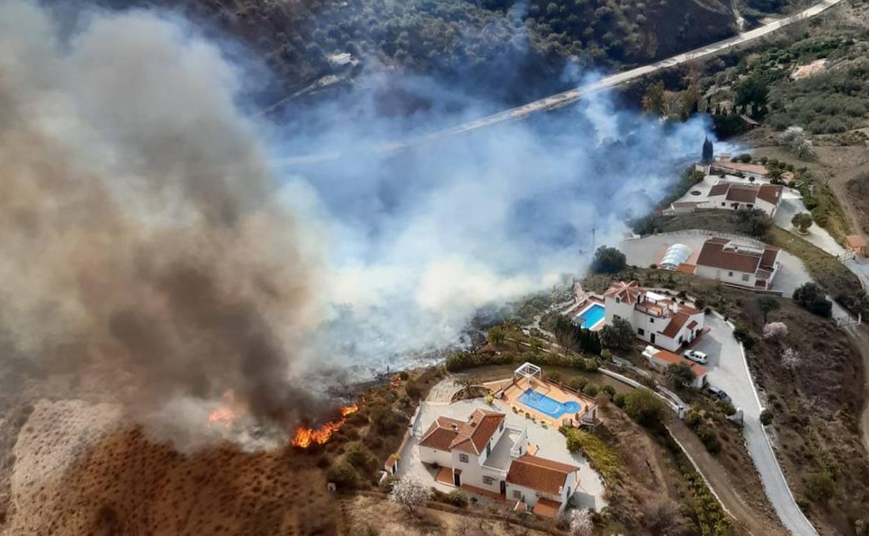 Vista aérea del fuego en Salares