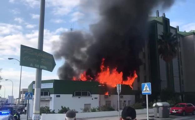 Sucesos Málaga: Un hombre resulta herido leve en el incendio registrado en El Palo