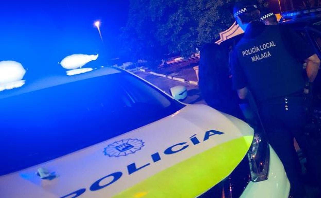 Pega un cabezazo al policía que le iba a hacer la prueba de alcoholemia tras chocar con varios coches en Málaga