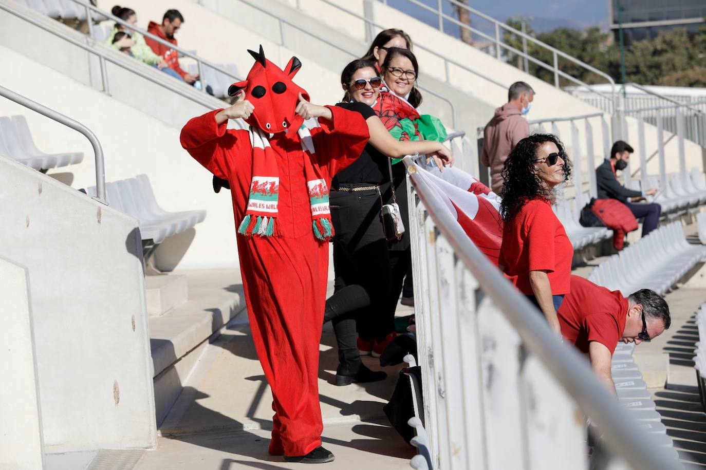 Público de todas partes del mundo en el estadio de la capital 