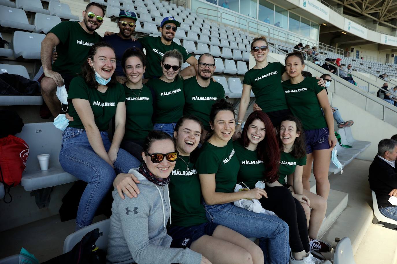 Público de todas partes del mundo en el estadio de la capital 