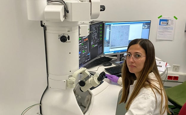 María Jesús Rodríguez, ante un microscopio electrónico en el laboratorio de Biotecnología del CSIC. 