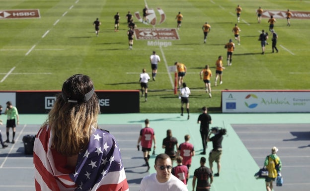 Imagen principal - Una aficionada estadounidense (arriba) sigue la salida al campo de dos equipos; sobre estas líneas, el Donau austriaco de rugby femenino, y a la derecha una seguidora brasileña con otra española. 