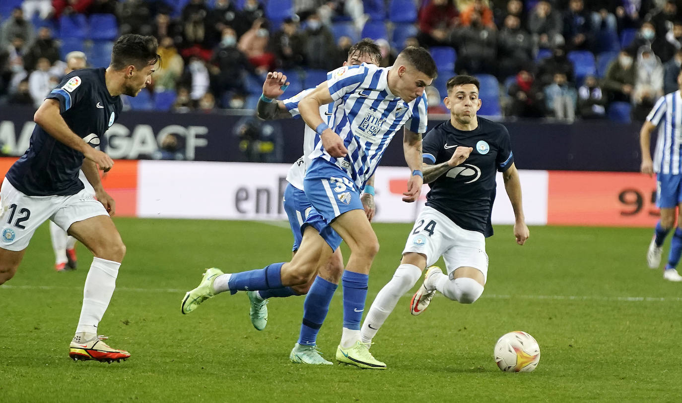 El Málaga encaja una abultada derrota ante su afición (0-5). 