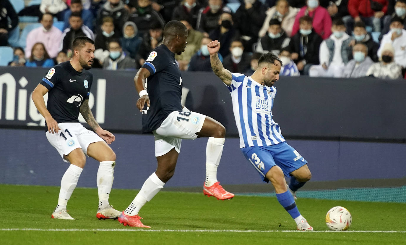 El Málaga encaja una abultada derrota ante su afición (0-5). 