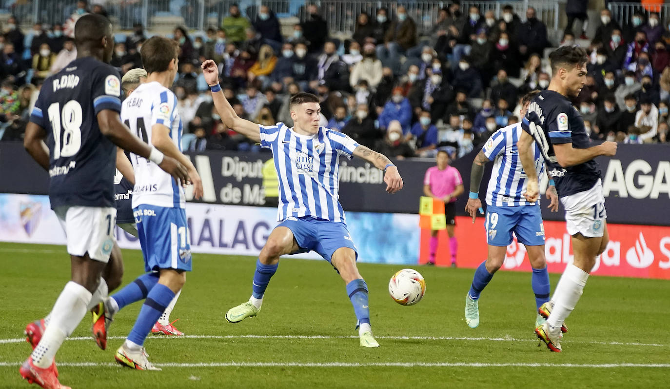 El Málaga encaja una abultada derrota ante su afición (0-5). 