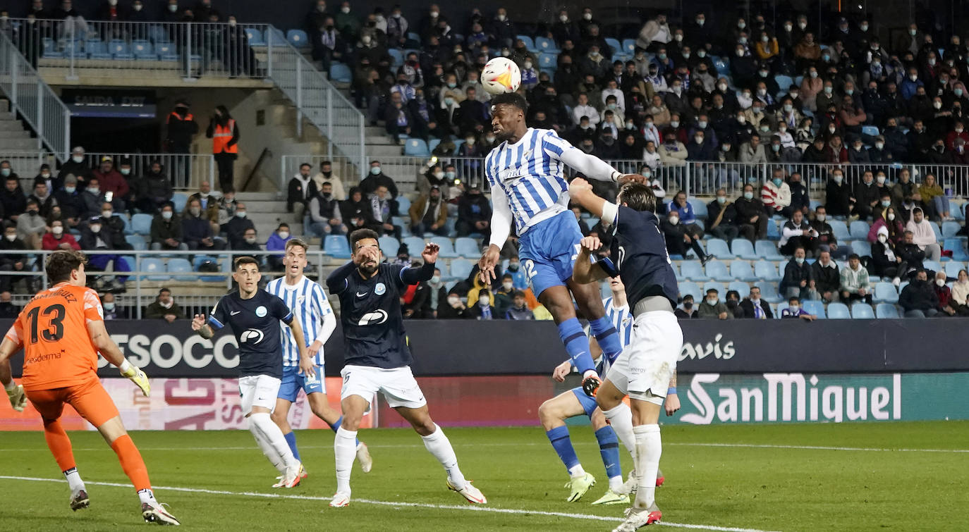 El Málaga encaja una abultada derrota ante su afición (0-5). 