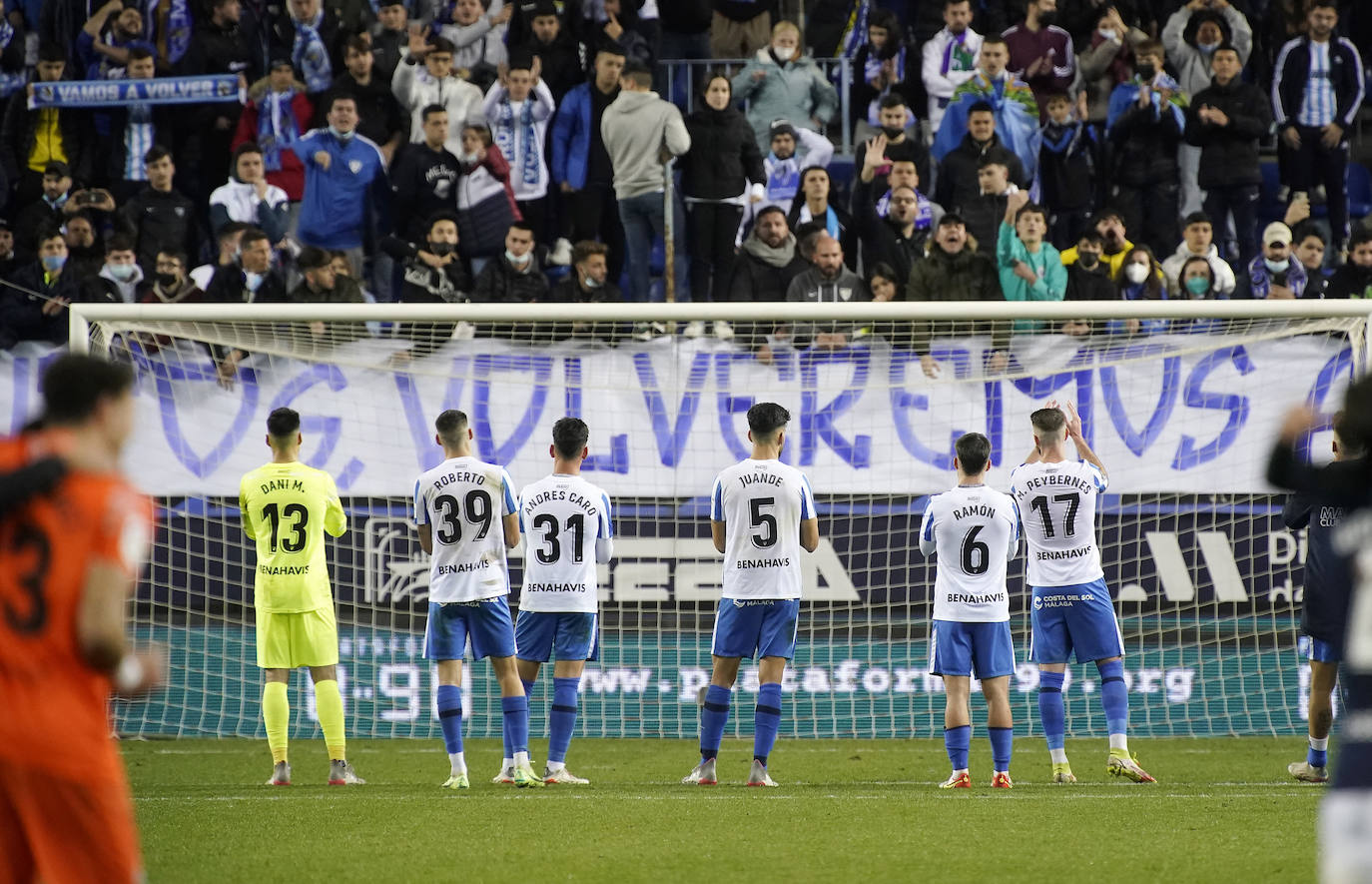 El Málaga encaja una abultada derrota ante su afición (0-5). 