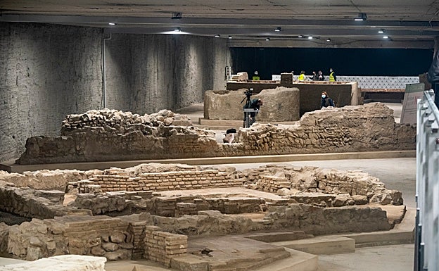 Imagen principal - Más imágenes de los restos fenicios, romanos y musulmanes, que ya están en su emplazamiento definitivo. 