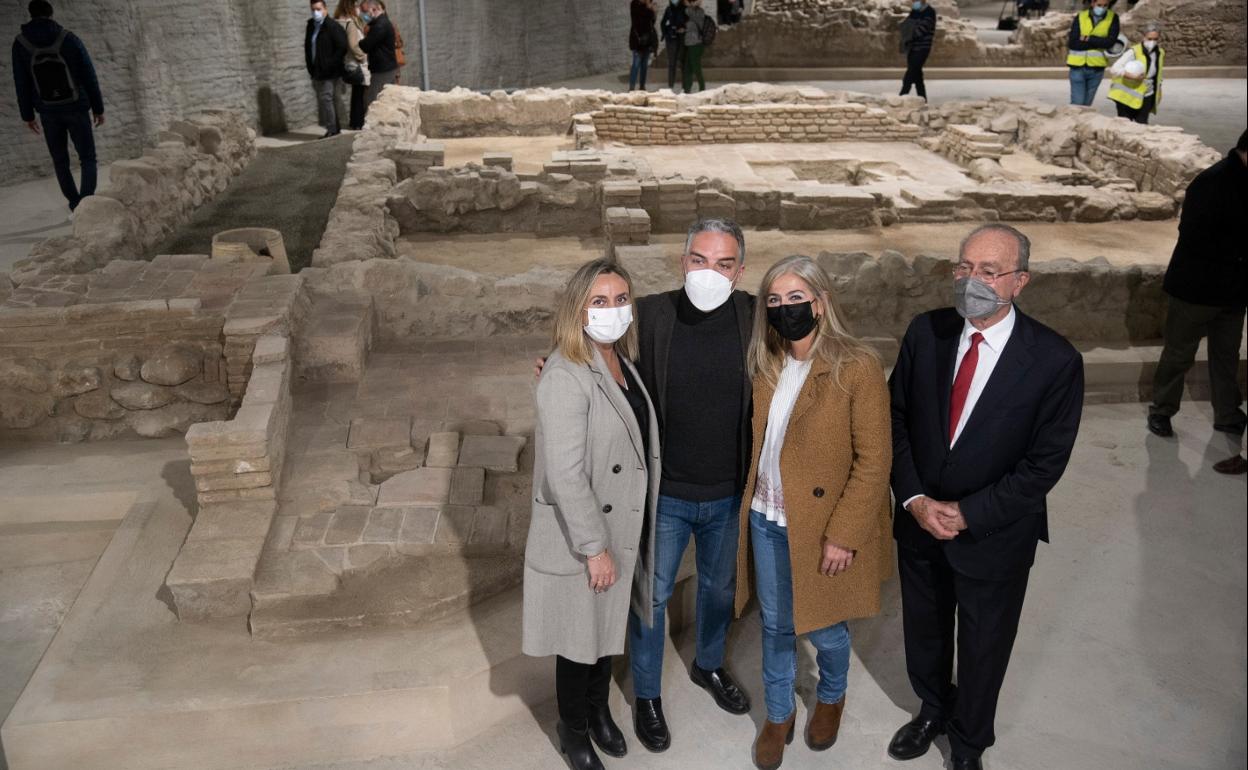 Elías Bendodo, Francisco de la Torre, Marifrán Carazo y Patricia del Pozo durante la visita a los restos arqueológicos. 