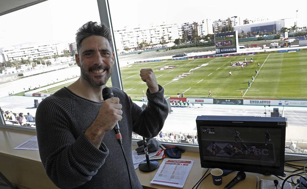 Jaime Nava, el viernes en la cabina de 'speaker' en el estadio Ciudad de Málaga. 