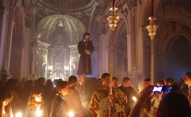 Traslado claustral del Señor de la Pasión en Los Mártires. 