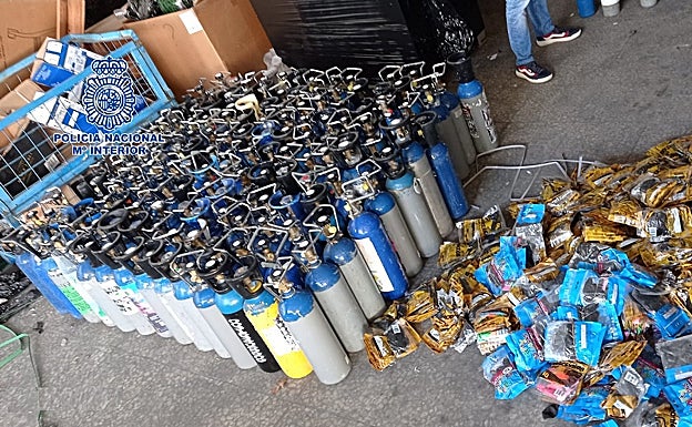 Botellas intervenidas por la Policía Nacional. 