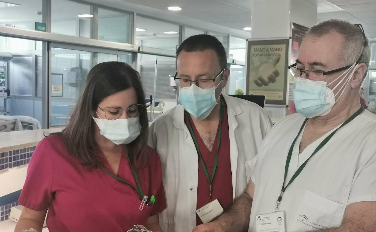Profesionales del equipo de UCI del Hospital Costa del Sol. 