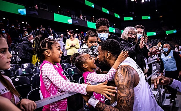 Richard Patrick, máximo anotador del equipo celebra una victoria con su familia. 