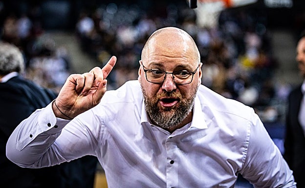 Mihay Silvasan es el entrenador del Cluj Napoca. 