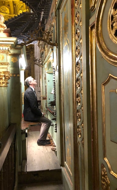 Fausto Caporali, tocando el órgano de la Catedral de Málaga. 