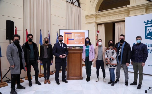 Losada y Cuartero, con algunos de los responsables de los proyectos premiados.