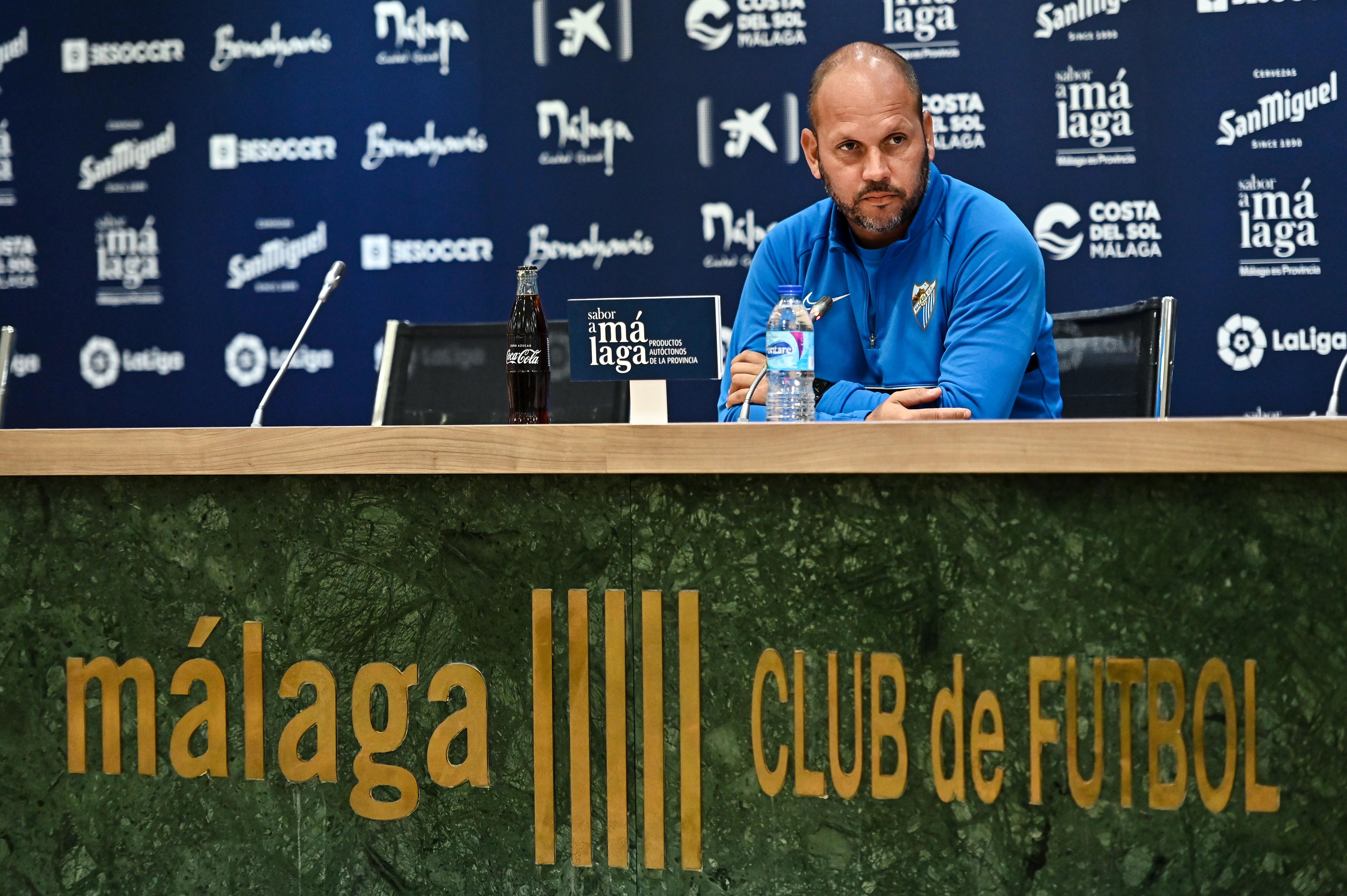 El Málaga despide a José Alberto. El club toma esta decisión tras el batacazo que ha supuesto la dolorosa derrota contra el Ibiza por 0-5, el pasado sábado en La Rosaleda. De esta forma acaba la etapa del entrenador asturiano al frente del equipo blanquiazul, al que ha dirigido durante 26 partidos (24 de Liga y 2 de Copa) con un balance de nueve victorias, siete empates y diez derrotas desde su llegada el pasado verano.