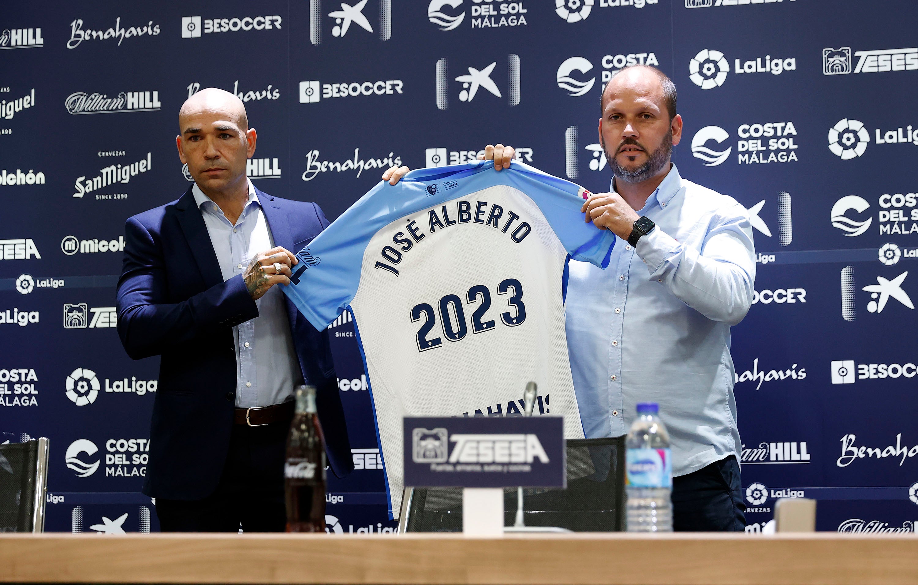 El Málaga despide a José Alberto. El club toma esta decisión tras el batacazo que ha supuesto la dolorosa derrota contra el Ibiza por 0-5, el pasado sábado en La Rosaleda. De esta forma acaba la etapa del entrenador asturiano al frente del equipo blanquiazul, al que ha dirigido durante 26 partidos (24 de Liga y 2 de Copa) con un balance de nueve victorias, siete empates y diez derrotas desde su llegada el pasado verano.