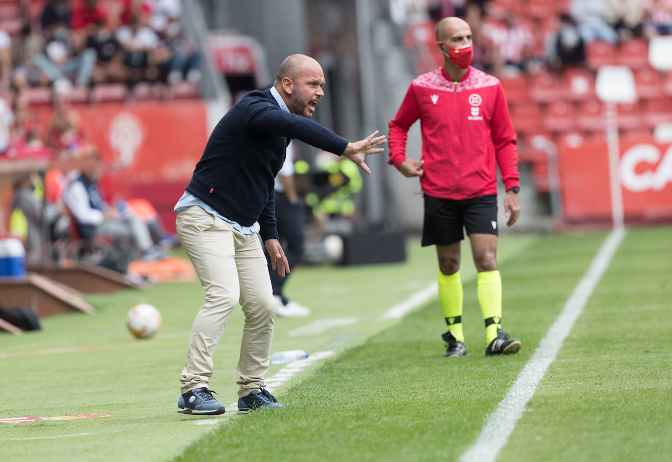 El Málaga despide a José Alberto. El club toma esta decisión tras el batacazo que ha supuesto la dolorosa derrota contra el Ibiza por 0-5, el pasado sábado en La Rosaleda. De esta forma acaba la etapa del entrenador asturiano al frente del equipo blanquiazul, al que ha dirigido durante 26 partidos (24 de Liga y 2 de Copa) con un balance de nueve victorias, siete empates y diez derrotas desde su llegada el pasado verano.