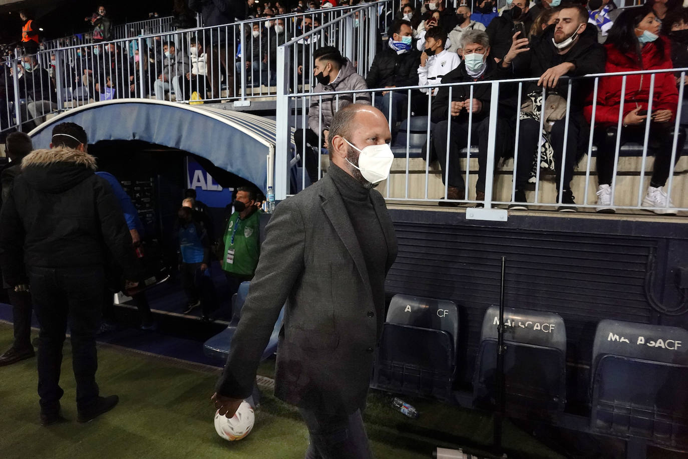 El Málaga despide a José Alberto. El club toma esta decisión tras el batacazo que ha supuesto la dolorosa derrota contra el Ibiza por 0-5, el pasado sábado en La Rosaleda. De esta forma acaba la etapa del entrenador asturiano al frente del equipo blanquiazul, al que ha dirigido durante 26 partidos (24 de Liga y 2 de Copa) con un balance de nueve victorias, siete empates y diez derrotas desde su llegada el pasado verano.