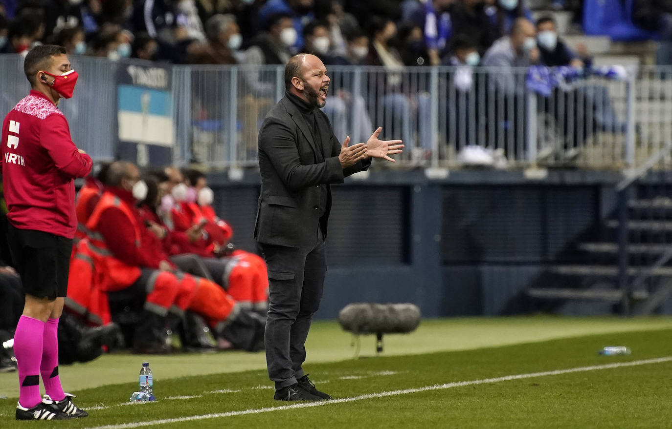 El Málaga despide a José Alberto. El club toma esta decisión tras el batacazo que ha supuesto la dolorosa derrota contra el Ibiza por 0-5, el pasado sábado en La Rosaleda. De esta forma acaba la etapa del entrenador asturiano al frente del equipo blanquiazul, al que ha dirigido durante 26 partidos (24 de Liga y 2 de Copa) con un balance de nueve victorias, siete empates y diez derrotas desde su llegada el pasado verano.