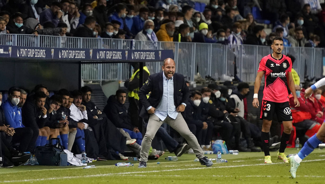 El Málaga despide a José Alberto. El club toma esta decisión tras el batacazo que ha supuesto la dolorosa derrota contra el Ibiza por 0-5, el pasado sábado en La Rosaleda. De esta forma acaba la etapa del entrenador asturiano al frente del equipo blanquiazul, al que ha dirigido durante 26 partidos (24 de Liga y 2 de Copa) con un balance de nueve victorias, siete empates y diez derrotas desde su llegada el pasado verano.