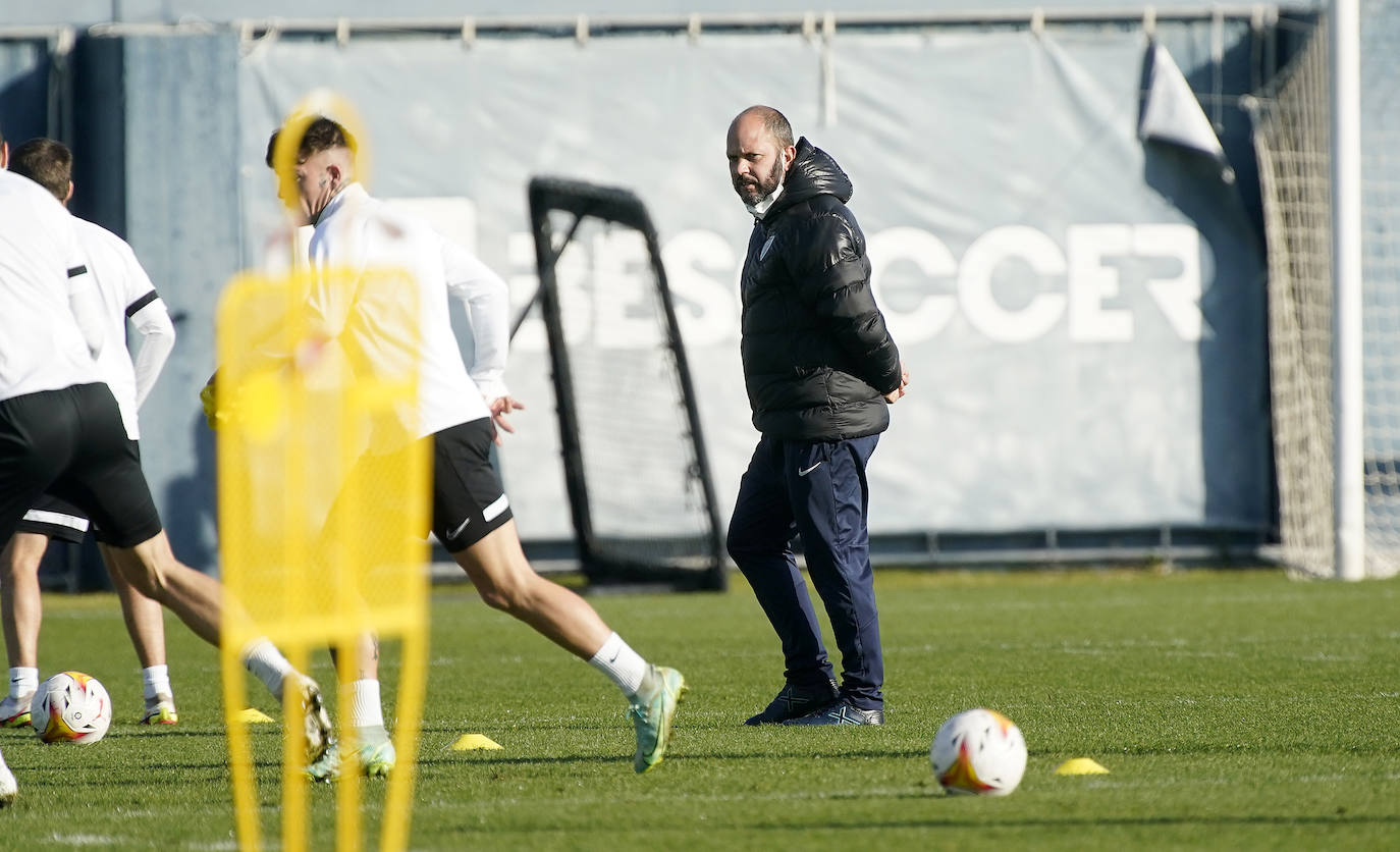 El Málaga despide a José Alberto. El club toma esta decisión tras el batacazo que ha supuesto la dolorosa derrota contra el Ibiza por 0-5, el pasado sábado en La Rosaleda. De esta forma acaba la etapa del entrenador asturiano al frente del equipo blanquiazul, al que ha dirigido durante 26 partidos (24 de Liga y 2 de Copa) con un balance de nueve victorias, siete empates y diez derrotas desde su llegada el pasado verano.