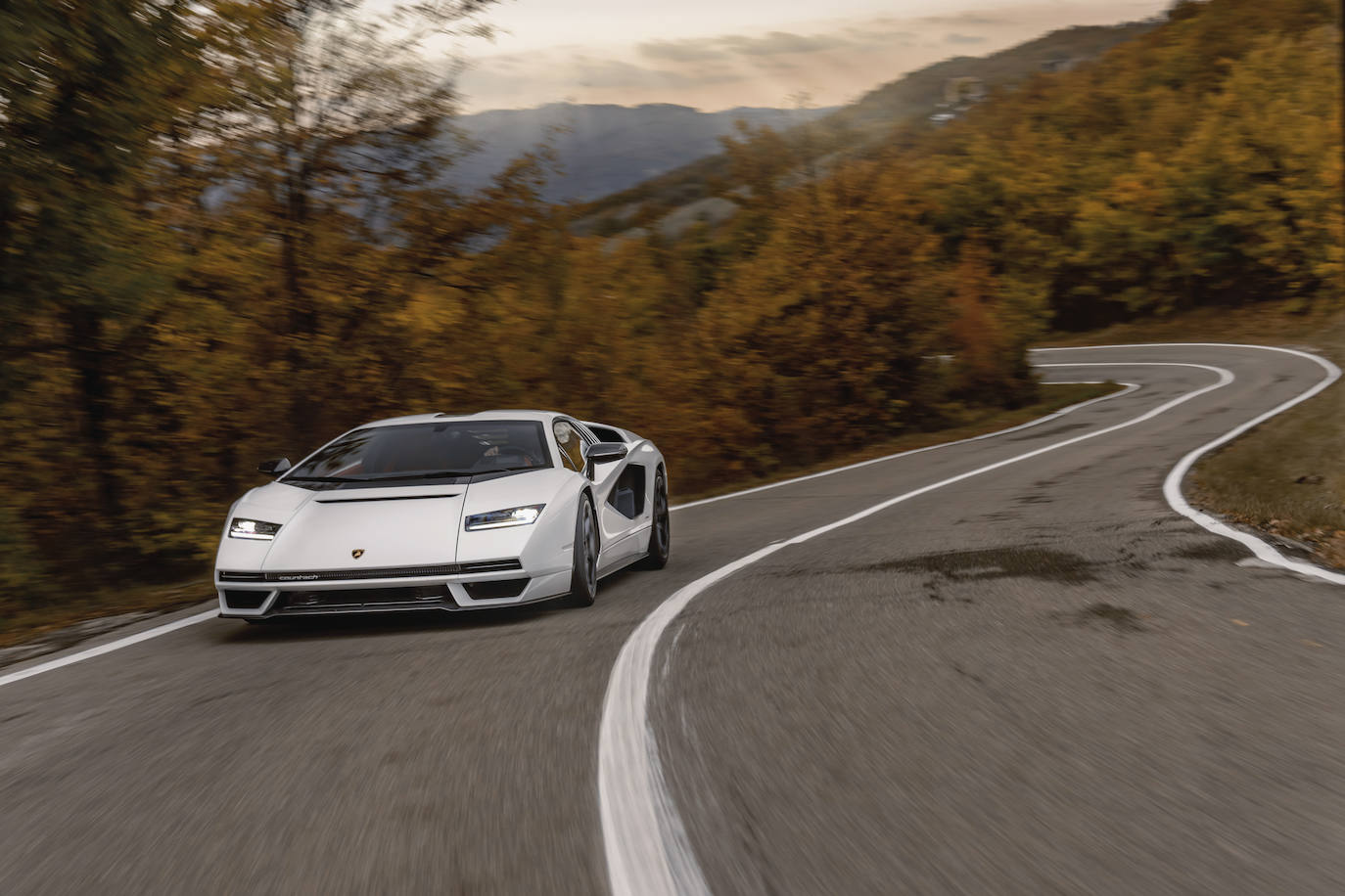 Fotos: El nuevo Lamborghini Countach LPI 800-4 sale a la carretera