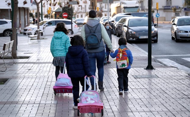 Un grupo de alumnos se dirigen al colegio, en la capital. 