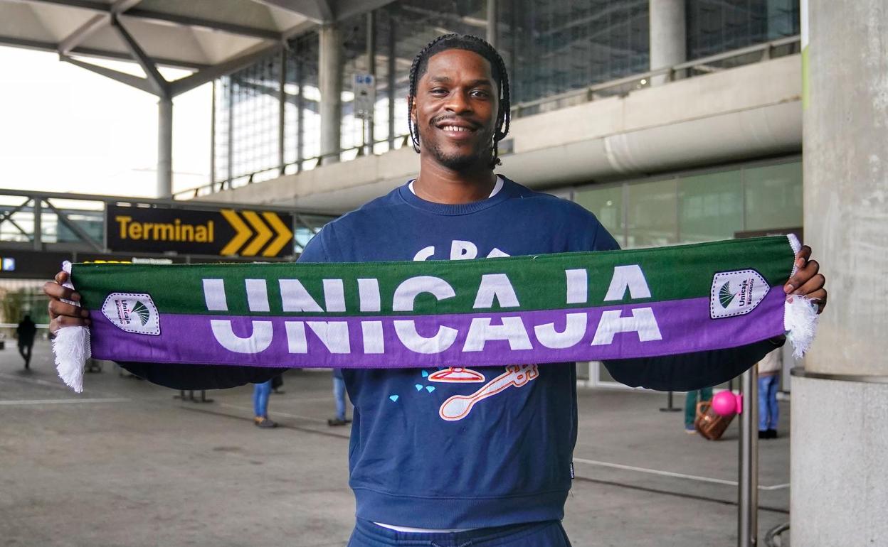 Devin Williams, sonriente en el aeropuerto de Málaga. 