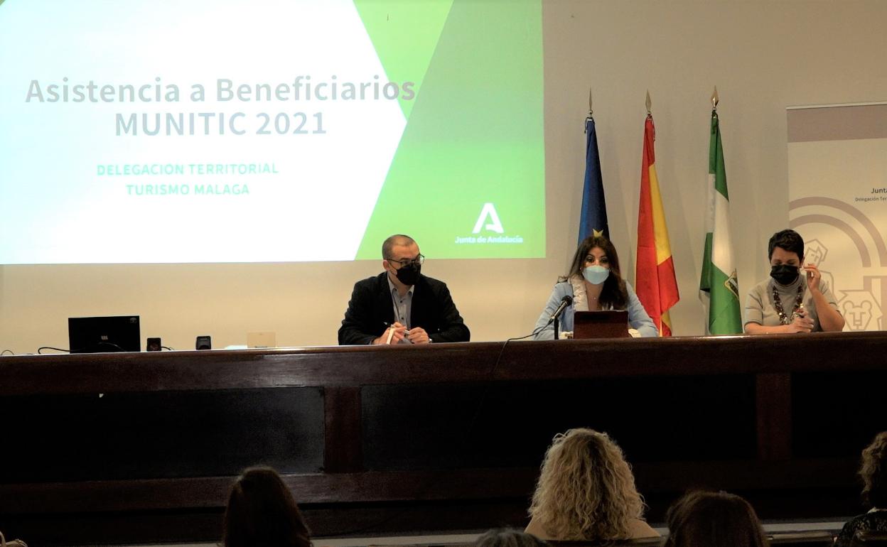 Nuria Rodríguez, en la reunión con responsables municipales. 