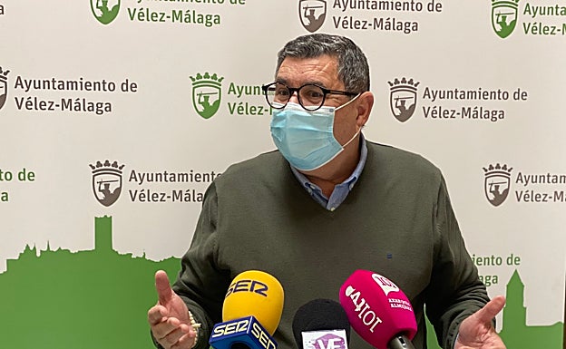 El alcalde veleño, el socialista Antonio Moreno Ferrer, este martes en rueda de prensa. 