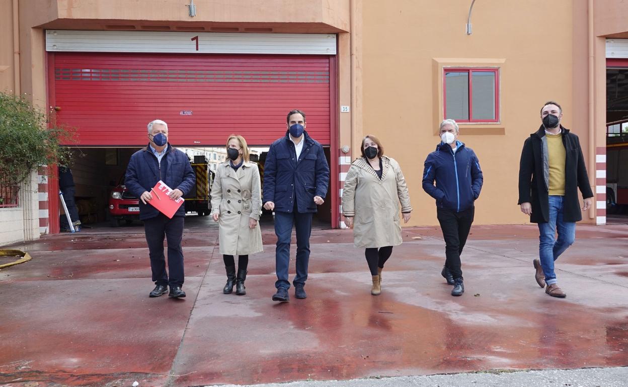 Pérez y otros miembros del grupo socialista y del Sindicato Andaluz de Bomberos. 