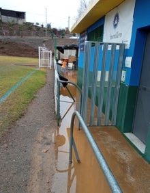 Imagen secundaria 2 - Tres imágenes del estado en el que quedó el campo de fútbol tras las lluvias de las pasadas navidades. 