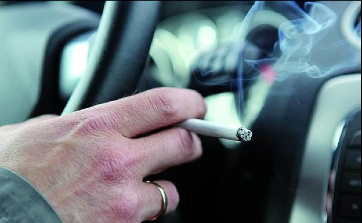 DGT: Las multas de Tráfico por fumar en el coche