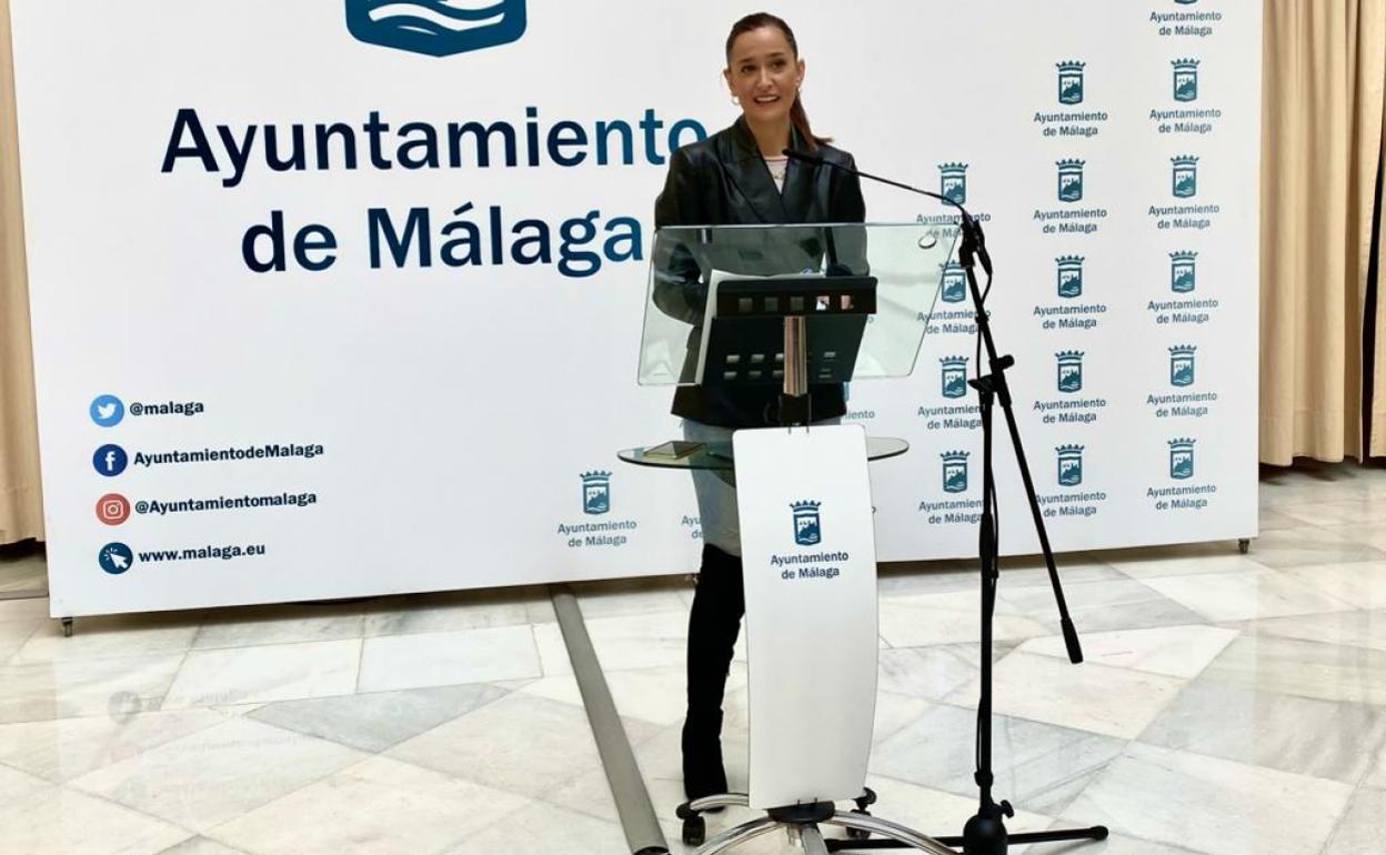 Pérez de Siles, durante la rueda de prensa, ayer en el patio de Banderas del Ayuntamiento.