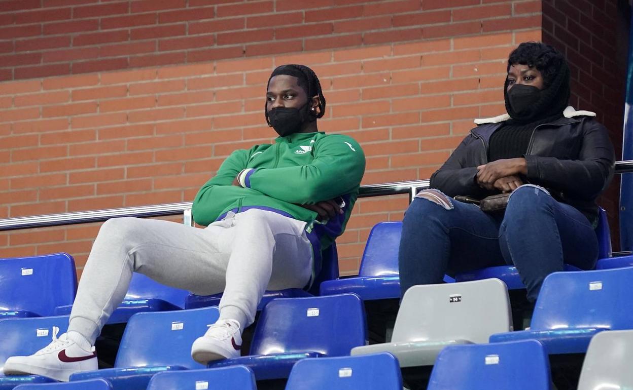 Devin Williams, en la grada del Carpena junto a su madre. 