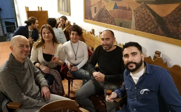 Imagen principal - Basilio Ledesma, Julia Medina, Carmen Sierras, Francisco Javier Lozano y Florido López, durante el encuentro.Miguel Ángel Martín y Rocío González. Raquel Holgado, Jota Aranco y Franel Cascón.